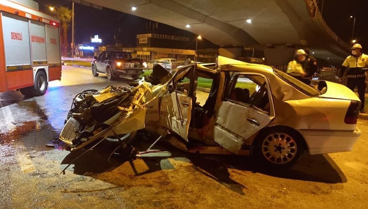 Denizli'de otomobil köprü ayağına çarptı: Baba ile oğlu yaşamını yitirdi