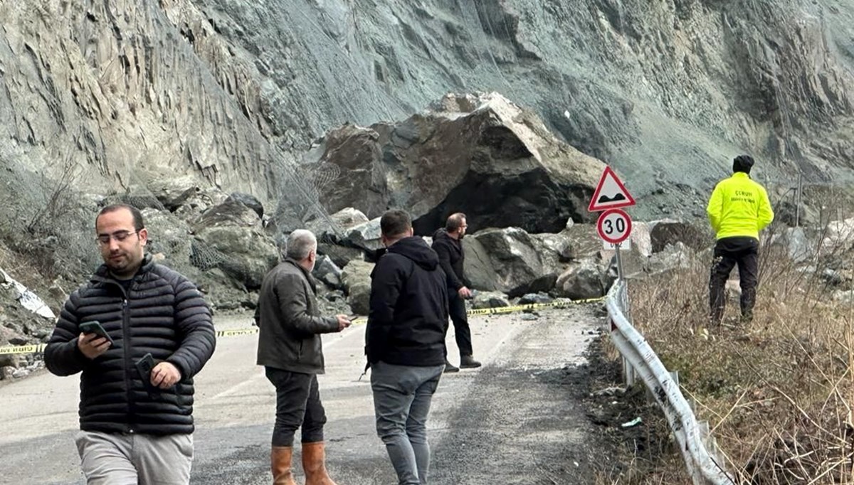 Artvin'de heyelan sonucu otomobil uçuruma yuvarlandı