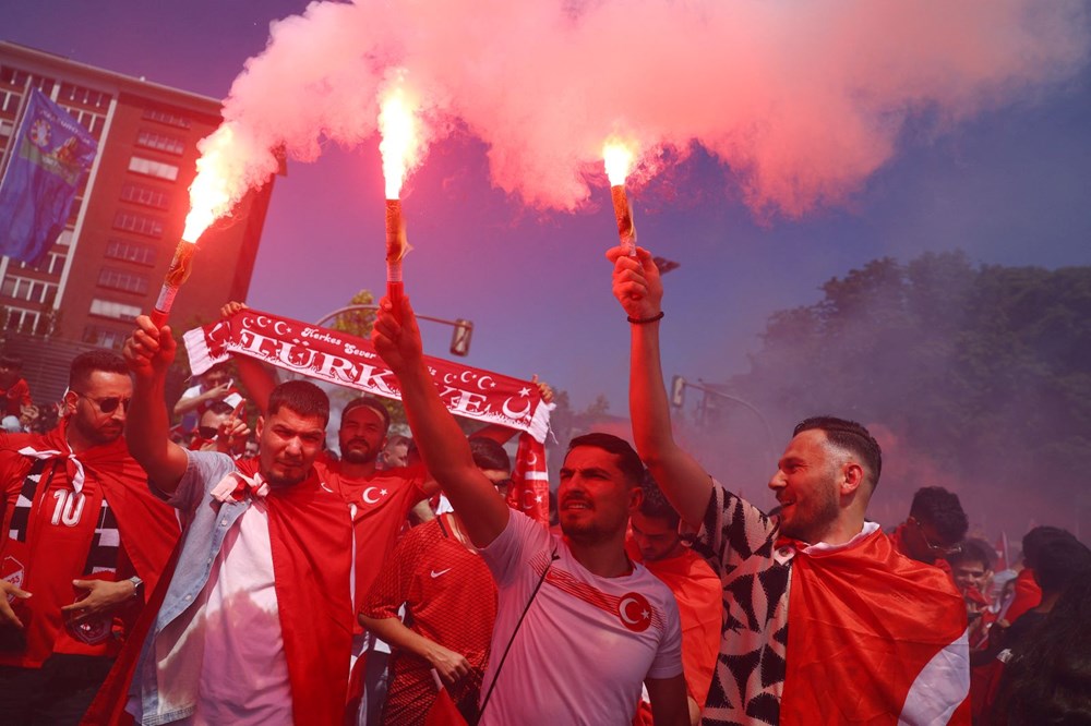 Milli maça saatler kala Dortmund sokakları yine kırmızı-beyaz - 5