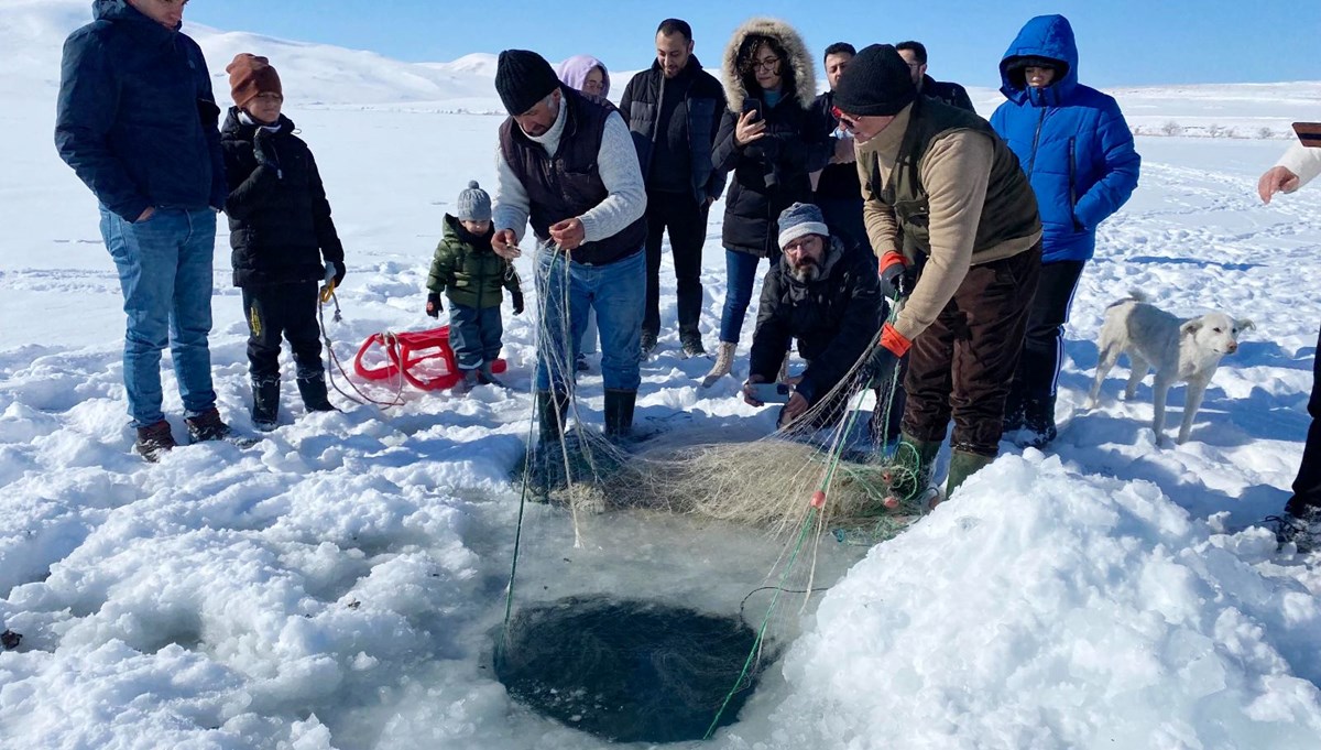 Çıldır Gölünde Eskimo usulü balık avlıyorlar Çıldır Gölünde Eskimo usulü balık avlıyorlar