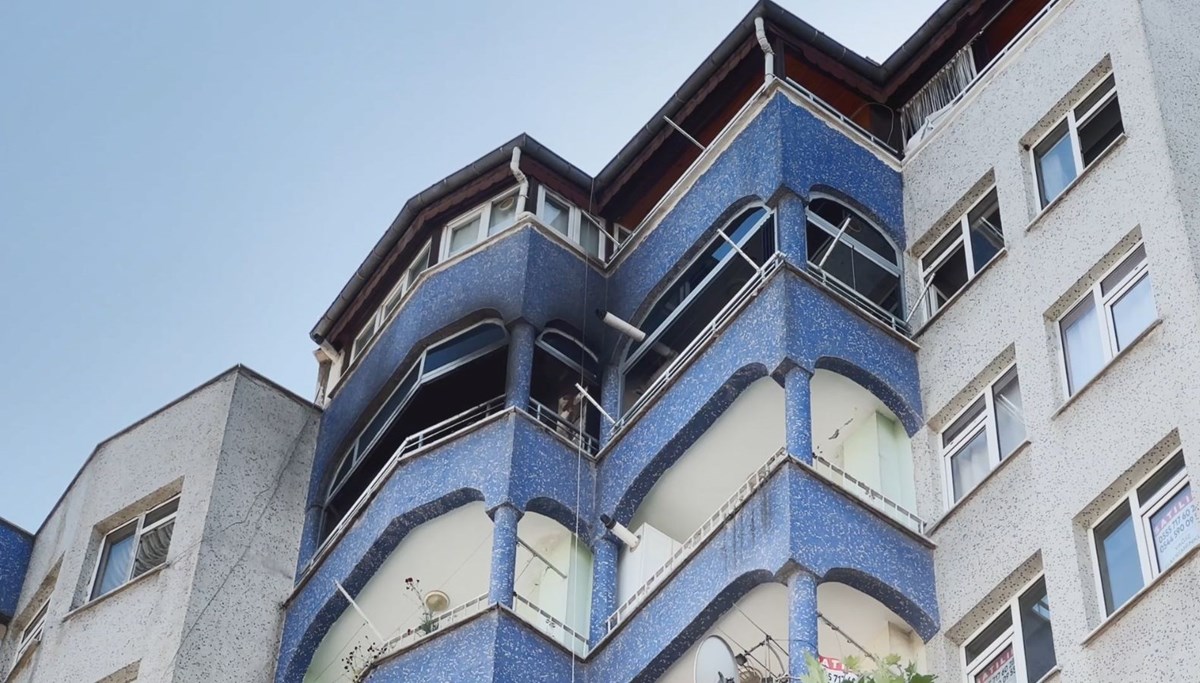 Balkonda içtiği sigara evi yaktı Balkonda içtiği sigara evi yaktı