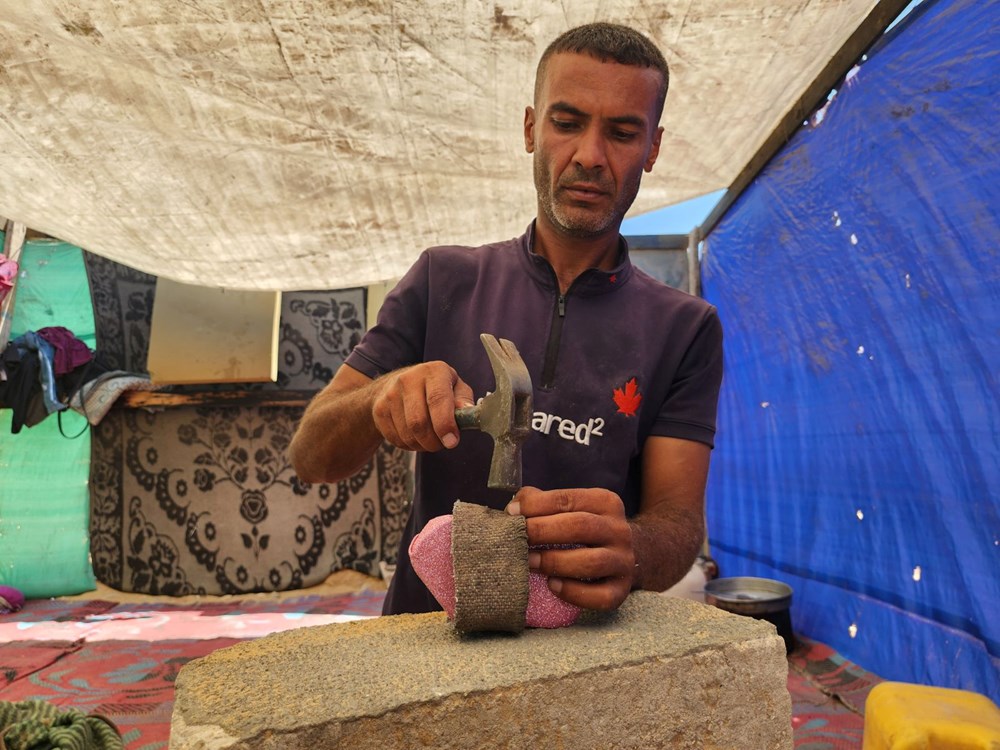 Fələstinli ayaqqabıçı İsrailin hücumu altında olan Qəzzada uşaqlar üçün taxta başmaq düzəldir - 15