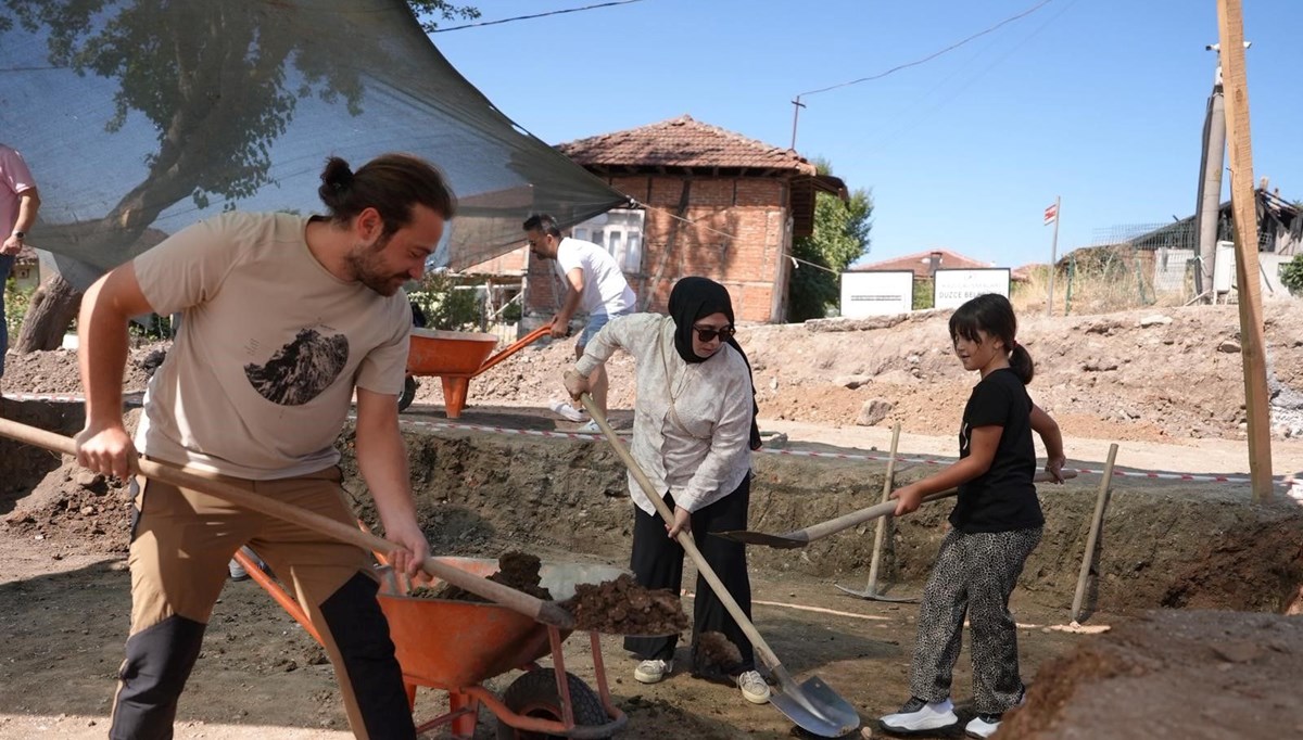 Konuralp Antik Tiyatrosu'ndaki kazı çalışmalarında sona yaklaşılıyor Konuralp Antik Tiyatrosu'ndaki kazı çalışmalarında sona yaklaşılıyor