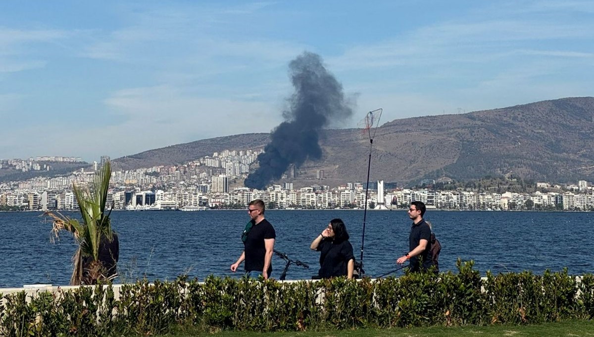 İzmir'de inşaat alanında yangın: Duman körfezin karşısından göründü İzmir'de inşaat alanında yangın: Duman körfezin karşısından göründü