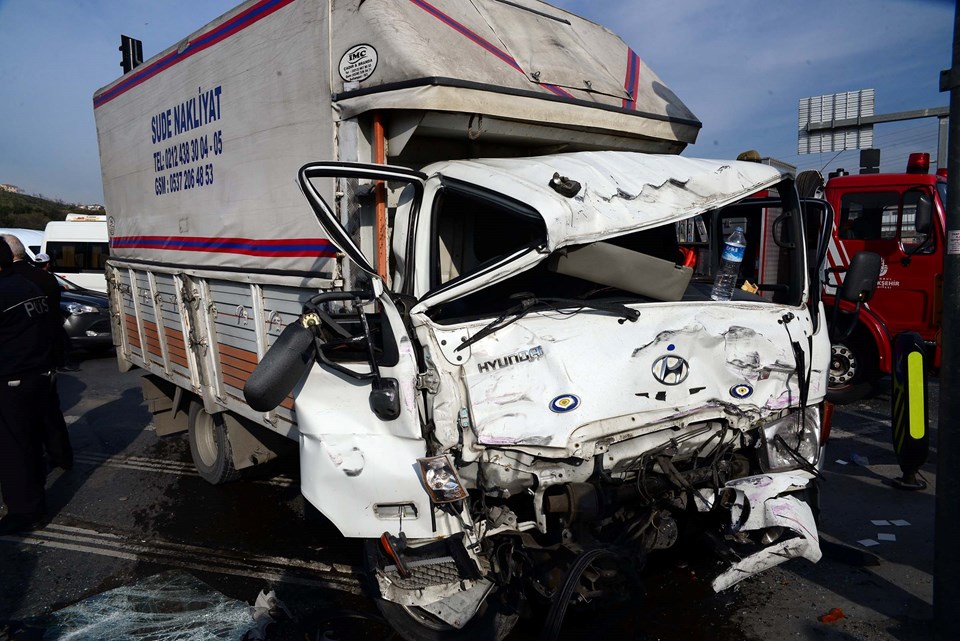 Sütlüce'de belediye otobüsü ile kamyonet çarpıştı: 10 yaralı - 3