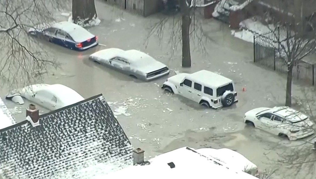 Su borusu patladı, araçlar "dondu"