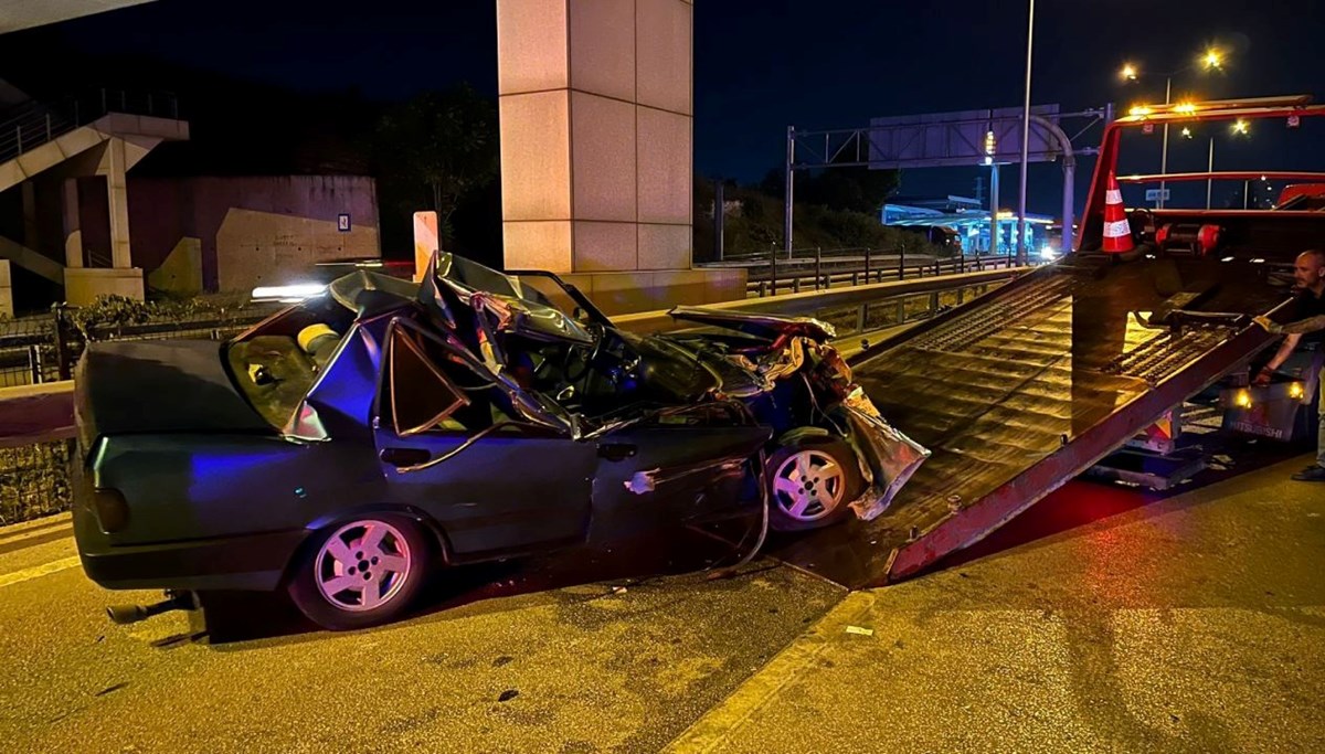 Otomobil önce tıra sonra bariyerlere çarptı