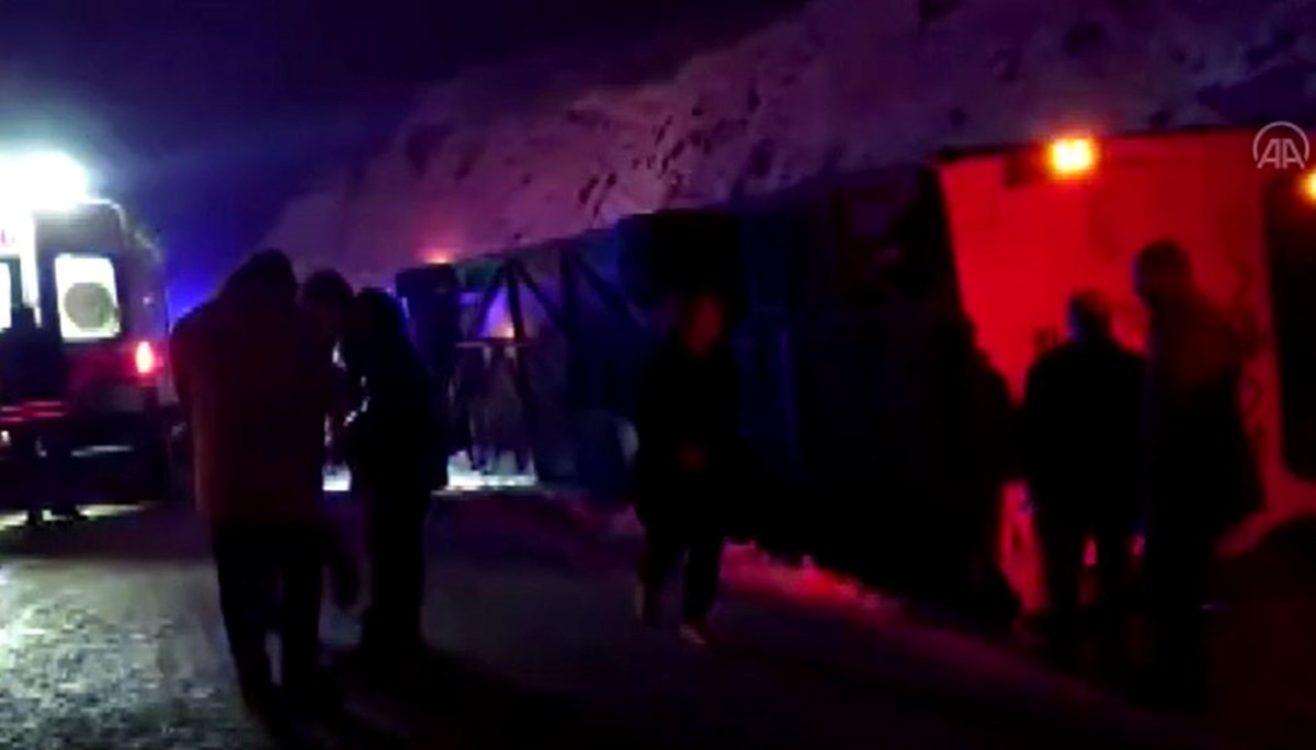 SON DAKİKA HABERİ: Kars-Erzurum karayolunda yolcu otobüsü devrildi: 3 kişi öldü, 3'ü ağır 10 kişi yaralandı