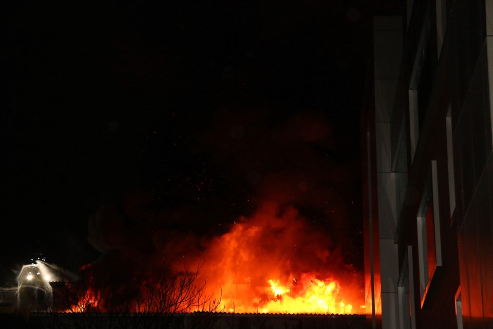 Kağıthane'de bir iş merkezinin çatısında yangın - 1