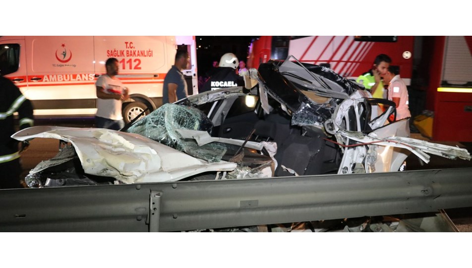 TEM’de makas atan otomobil TIR'a arkadan çarptı: 2 ağır yaralı