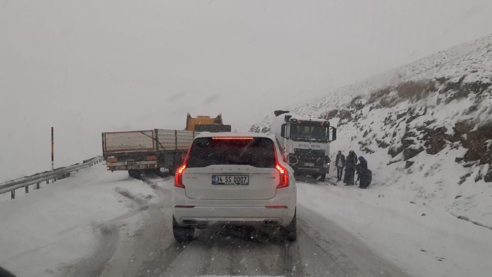 Van'da mayıs ayında kar esareti: Güzeldere Geçidi trafiğe kapatıldı - 3