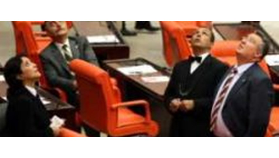 Meclis çatısı yine damlattı