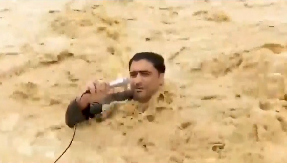 Yayın sırasında sel sularına kapıldı
