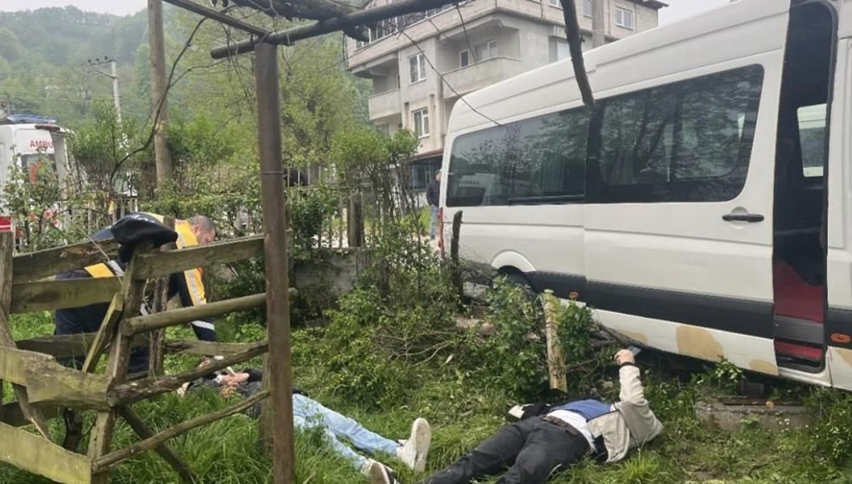 İşçi servisi ağaca çarptı: 8 yaralı İşçi servisi ağaca çarptı: 8 yaralı