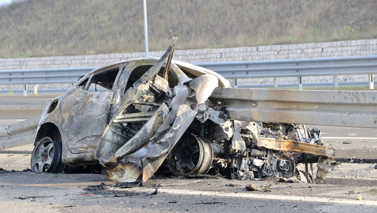 Kuzey Marmara Otoyolu'nda otomobil bariyere ok gibi saplandı: 2 ölü