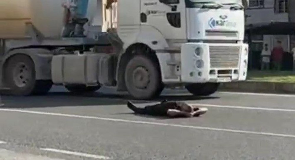 Yolun ortasına yattı, trafiği tehlikeye attı - 1