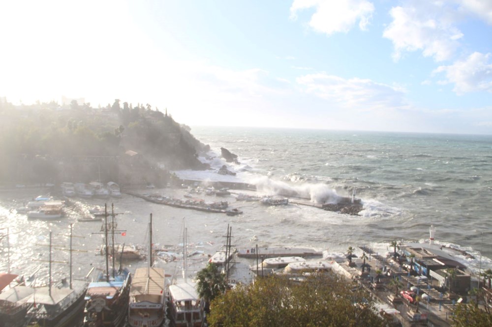 Antalya'da dev dalgalar yat limanını yuttu: 1 tur, 2 balıkçı teknesi battı - 10
