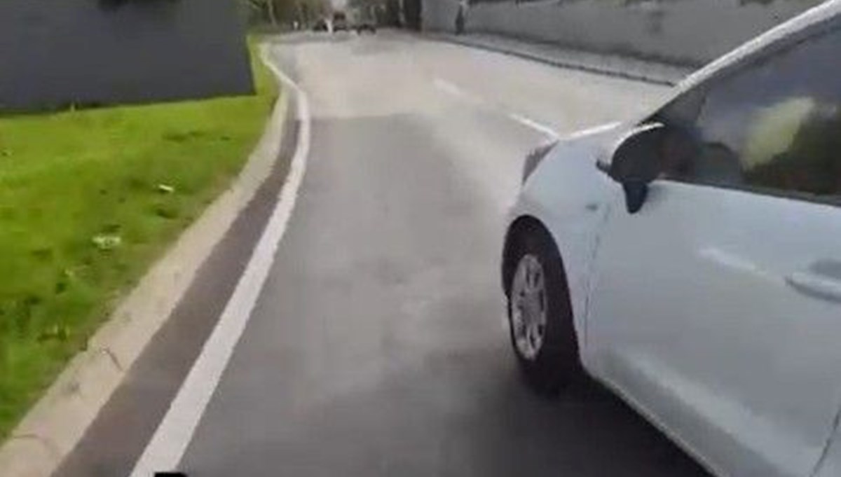 Kırmızı ışıkta geçen otomobilin aynasını kırdı
