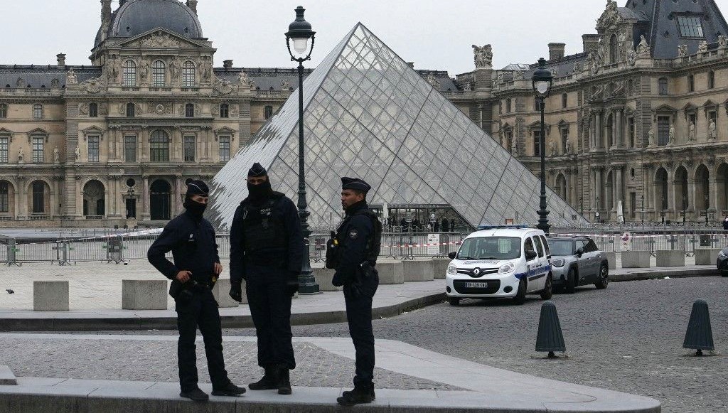 Louvre Müzesi'nde soygun!