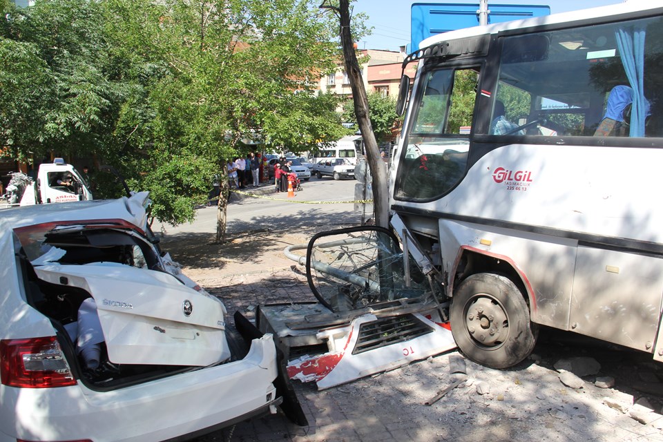 Freni boşalan minibüs, otomobil ve motosiklete çarptı: 4 yaralı - 1