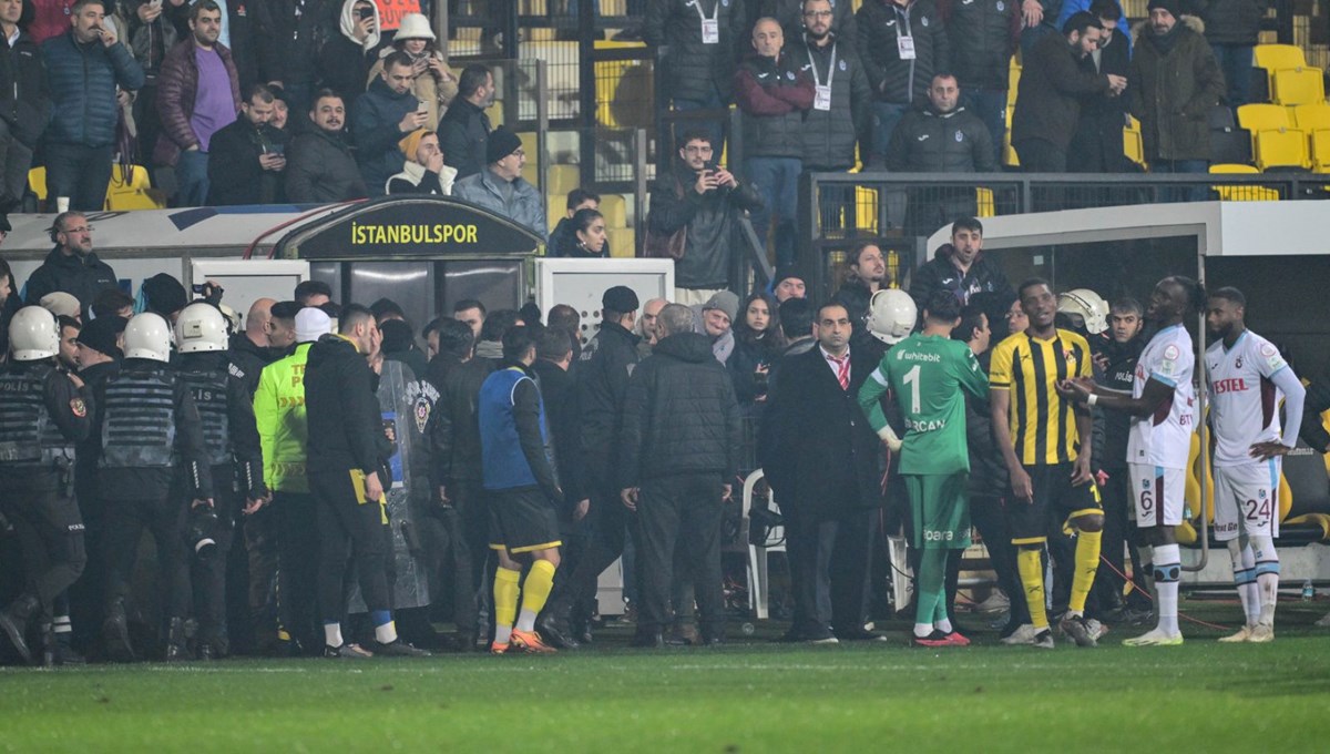 SON DAKİKA: İstanbulspor yönetimi takımı sahadan çekti, maç yarıda kaldı