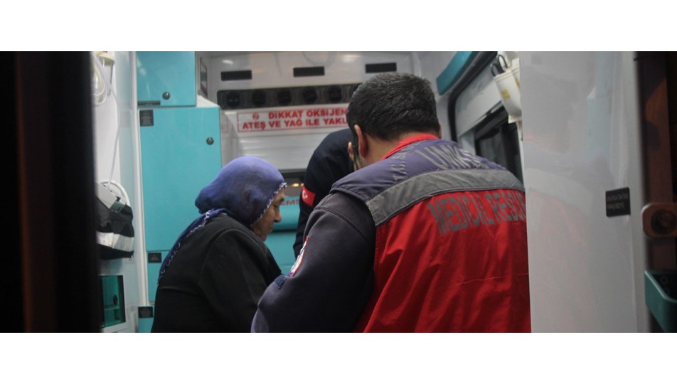 Elazığ'da elektrikli battaniyenin alev alması sonucunda 11 kişi dumandan etkilendi