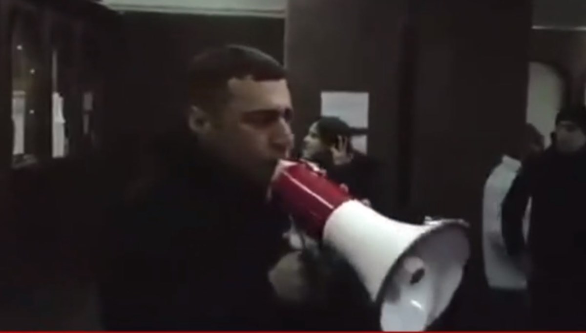 SON DAKİKA: Reuters: Ermenistan'ın başkenti Erivan'da protestocular hükümet binasını bastı