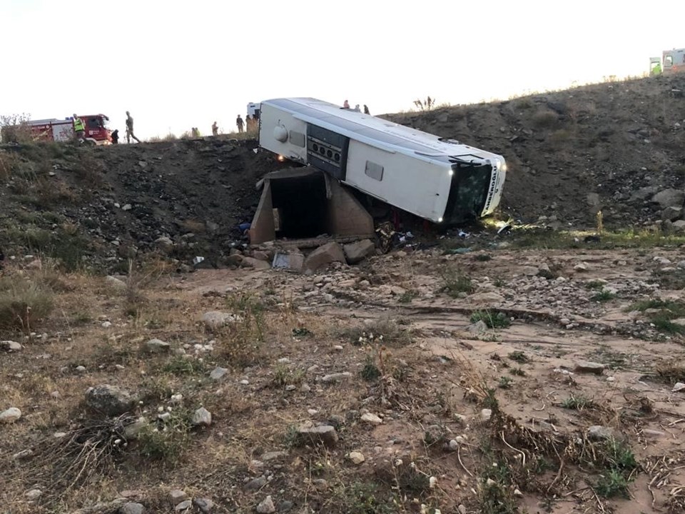 Erzurum'da yolcu otobüsü şarampole devrildi: 3 ölü, 22 yaralı - 2