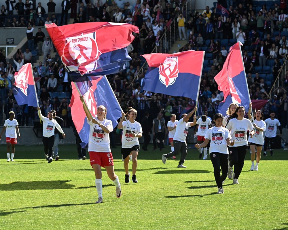Kadınlar Süper Ligi'nde şampiyon olan ABB Fomget'ten Fenerbahçe'ye gönderme - 1