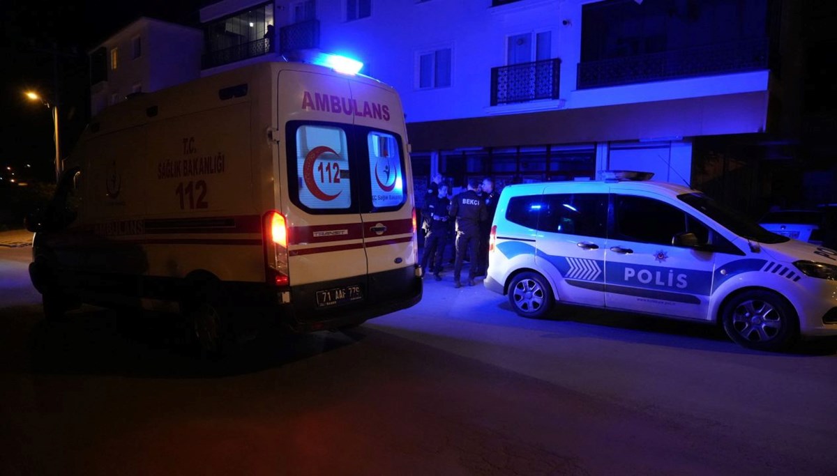 Cadde ortasında silahlı kavga: 19 yaşındaki genç vuruldu Cadde ortasında silahlı kavga: 19 yaşındaki genç vuruldu