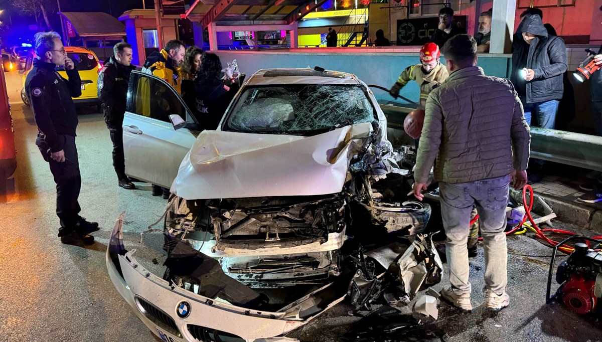 Bursa'da kaza yapan otomobilde sıkışan sürücü kurtarıldı Bursa'da kaza yapan otomobilde sıkışan sürücü kurtarıldı