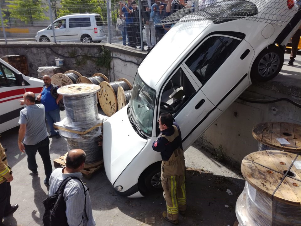 Kaza yapan otomobil fabrika bahçesine düştü - 2