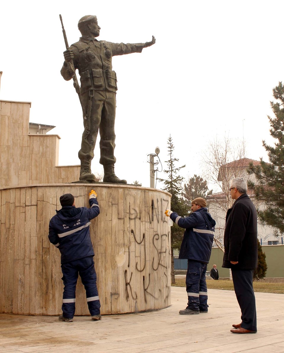 Şehitler Anıtı’na holigan saldırısı - 1
