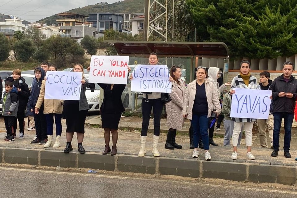 Tehlikeli okul yolunda korkulan oldu, İzmir’de veliler yolu trafiğe kapattı - 1