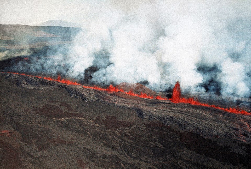 Dünyanın en büyük volkanı Mauna Loa uyanıyor - 1