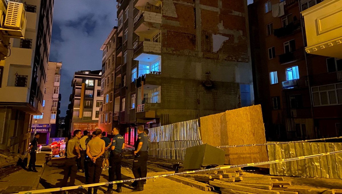 6 katlı bir binadan tuğla parçaları düştü: Bina tedbir amacıyla boşaltıldı 6 katlı bir binadan tuğla parçaları düştü: Bina tedbir amacıyla boşaltıldı