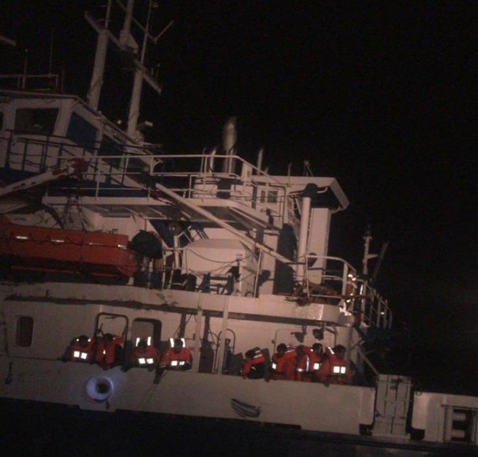 Tuzla'da sürüklenen gemi başka bir gemiye çarptı: 13 personel kurtarıldı - 1