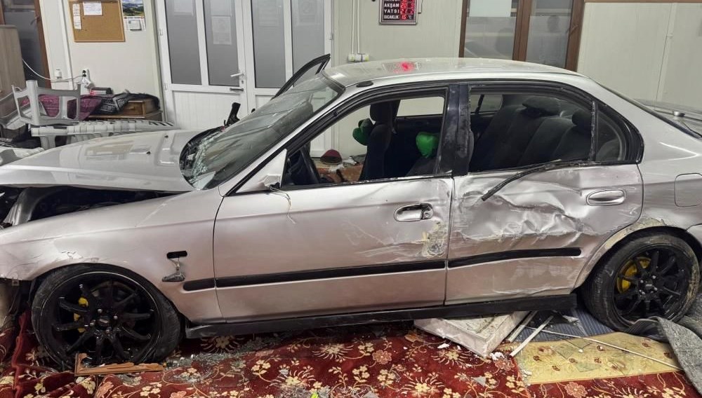 Kocaeli'de camiye araç girdi