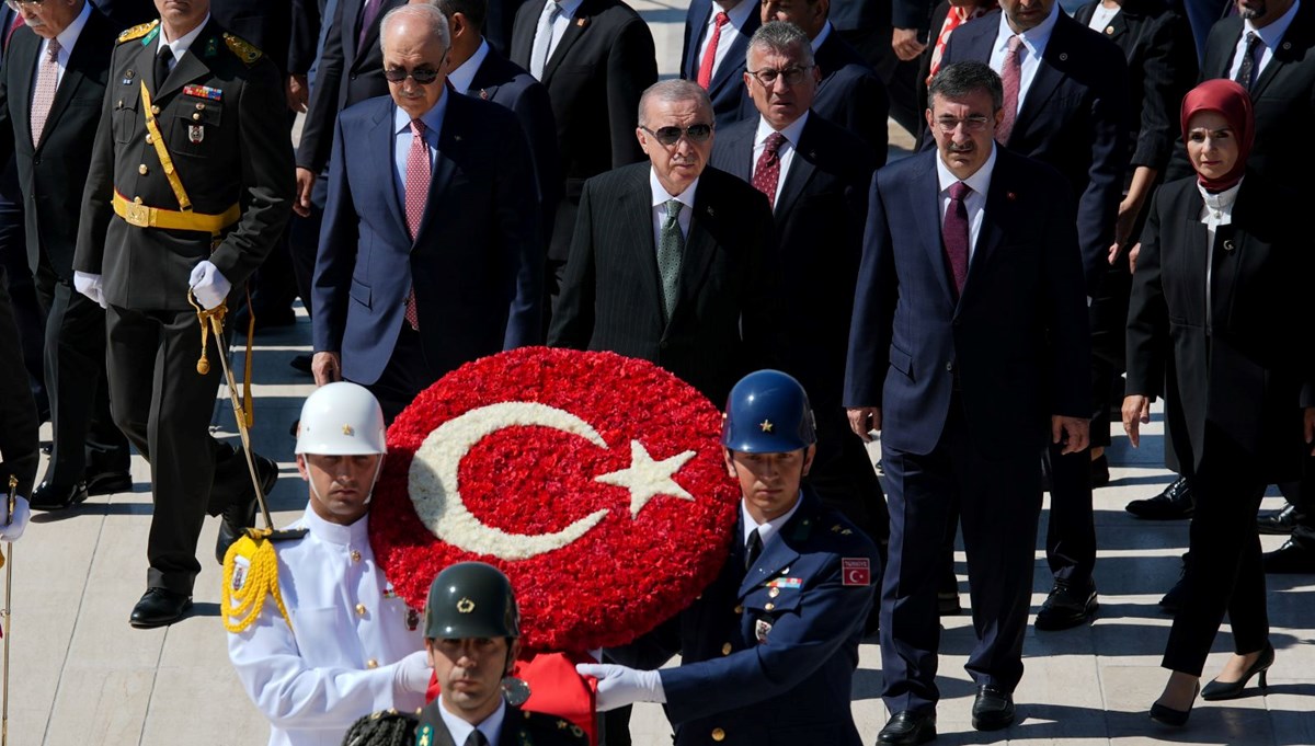 Devlet erkanı Anıtkabir'i ziyaret ediyor Devlet erkanı Anıtkabir'i ziyaret ediyor