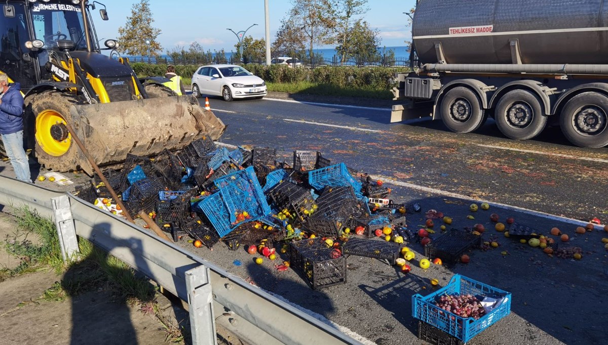 Otomobil ile kamyonet çarpıştı: Meyveler yola saçıldı