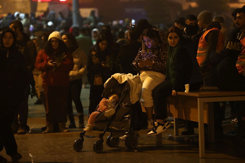 Depremzedeler 6 Şubat'ın yıl dönümünde geceyi sokaklarda geçirdi - 10