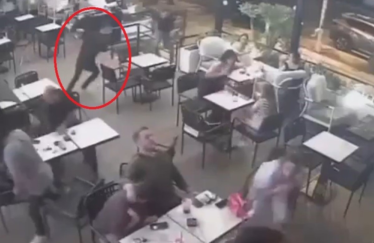 Saldırı ise kafenin güvenlik kamerasına yansıdı. Saldırı ise kafenin güvenlik kamerasına yansıdı.