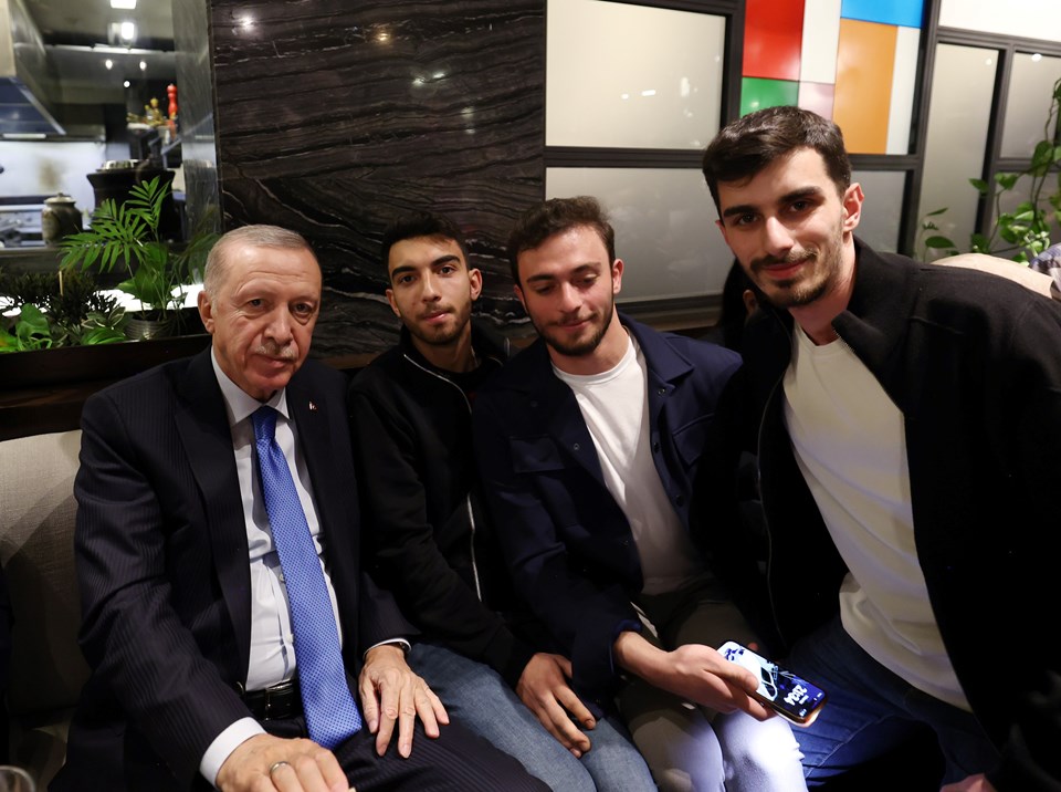 Cumhurbaşkanı Erdoğan gençlerle kafede bir araya geldi - 1