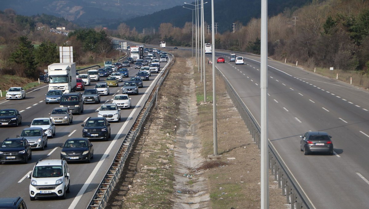 Yollarda bayram yoğunluğu: Otoyolların kesişim noktasında trafik durdu