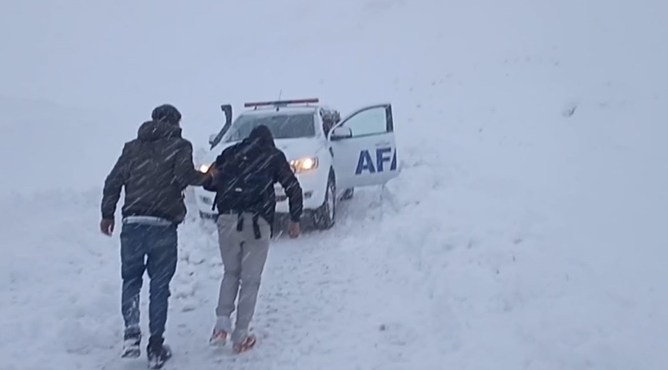 Nisan ortasında kar esareti: Van'da yolda mahsur kalan 4 kişi kurtarıldı - 2