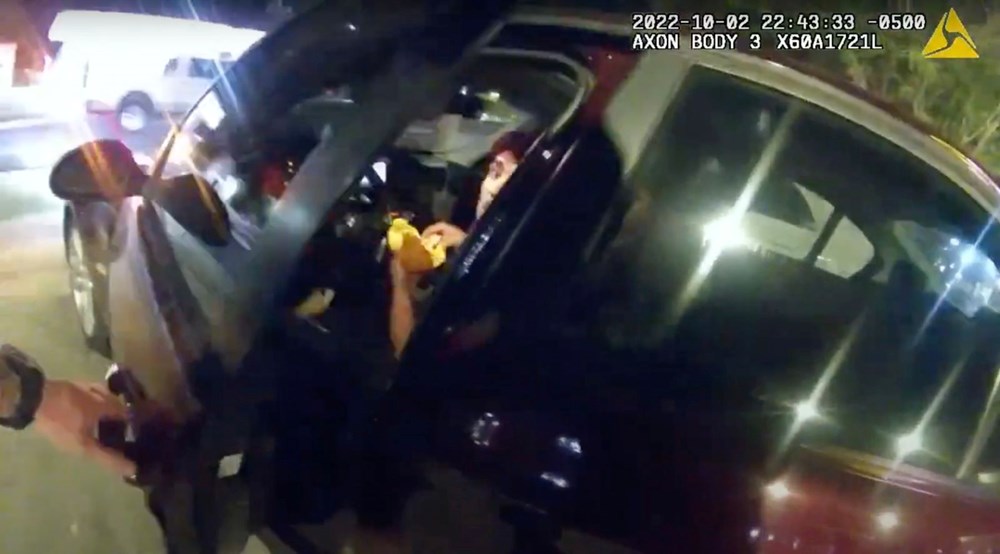 ABD'de bir polis otomobilinde yemek yiyen gence kurşun yağdırdı - 5