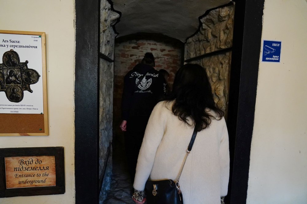 Ukrayna'nın Lviv kentinde sirenleri duyan halk 400 yıllık sığınağa koşuyor - 7