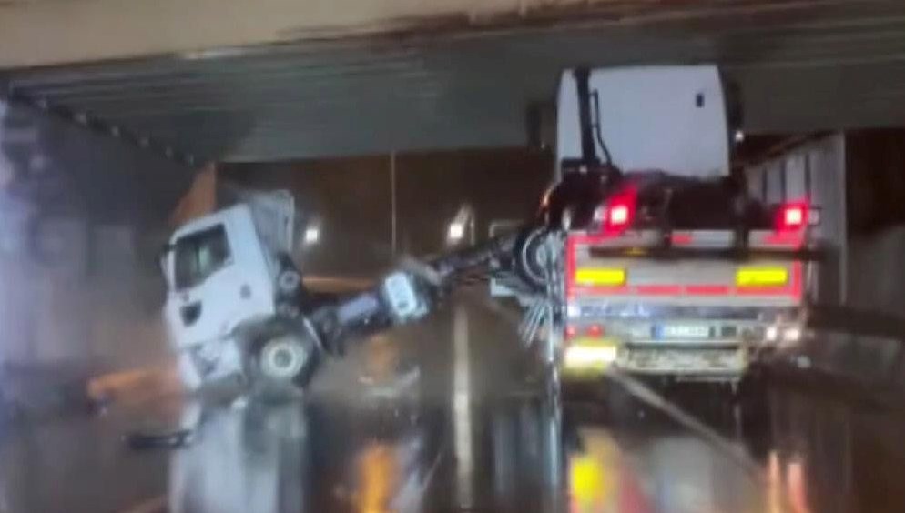 Bakırköy'de aynı üst geçitte yine kaza: Bu kez kamyonet taşıyan TIR çarptı