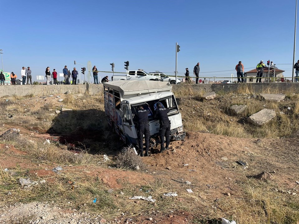 İşçi servisiyle kamyonet çarpıştı: 2 ölü, 19 yaralı - 1