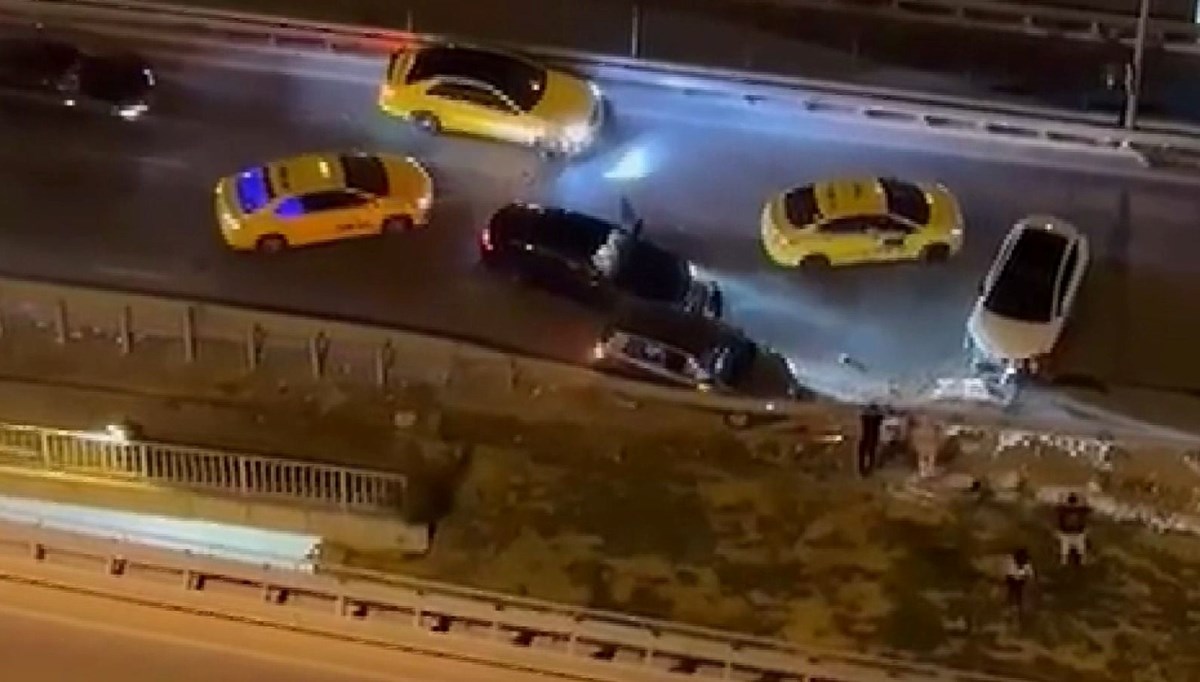 Kadıköy'de aynı yerde dakikalar içinde 2 kaza: O anlar kamerada Kadıköy'de aynı yerde dakikalar içinde 2 kaza: O anlar kamerada